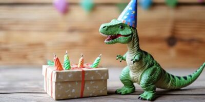ein-dinosaurier-tragt-einen-partyhut-und-feiert-seinen-geburtstag-mit-geschenken-und-kerzen