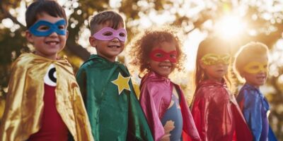 eine-gruppe-von-kindern-mit-krebs-die-superheldenkappen-tragen-und-lachelnde-superheldenkinder-mit-krebs