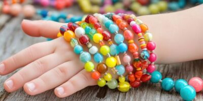 farbige-perlenarmbander-der-hand-eines-kindes