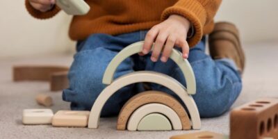 junge-der-vorderansicht-der-drinnen-mit-oko-spielzeug-spielt