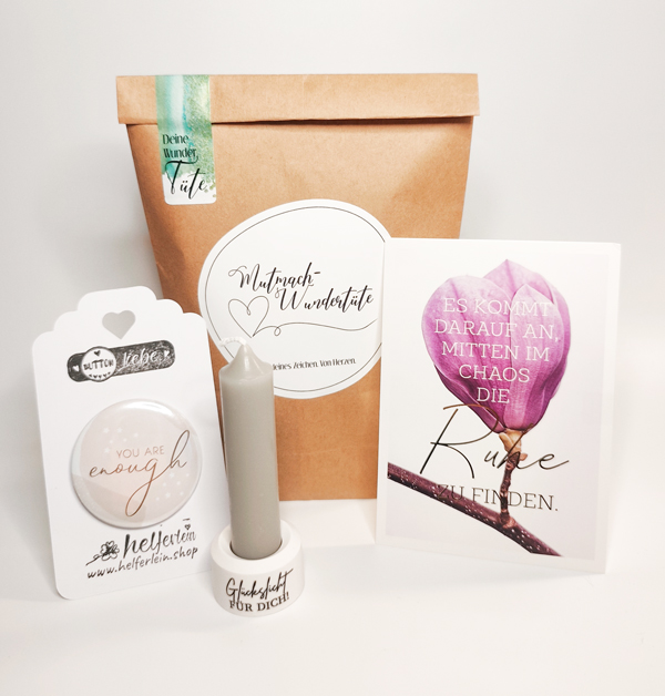 Mutmach-Wundertüte mit Kerze und Karte als Geschenkarrangement