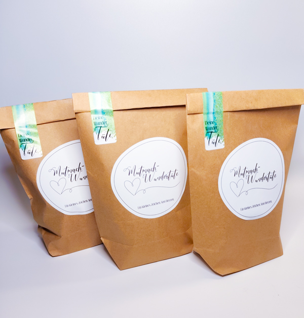 Mehrere Mutmach-Wundertüten aus Kraftpapier nebeneinander arrangiert