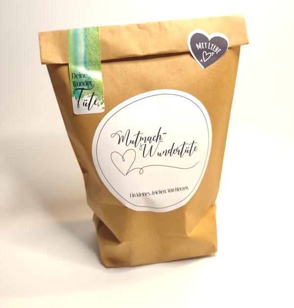 Schräg fotografierte Mutmach-Wundertüte aus Kraftpapier mit Etikett